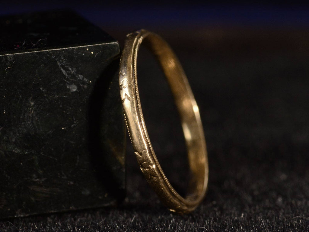 c1940 Decorated 14K Band (side profile view)
