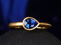 EB Sapphire Pear Ring (detail view)