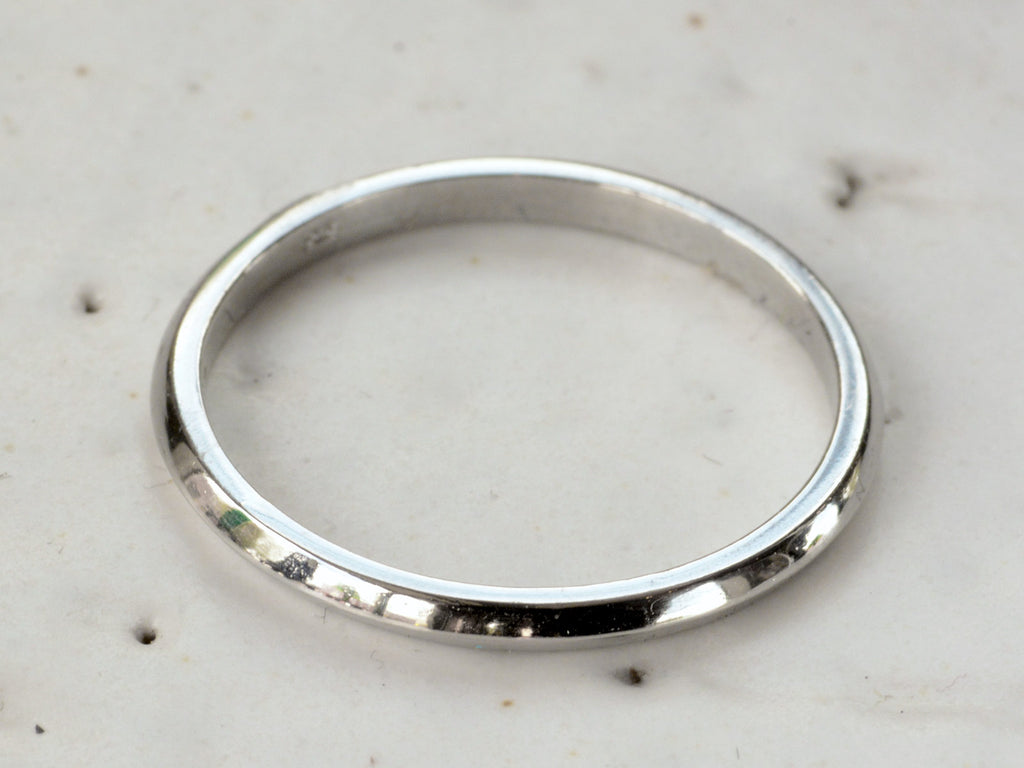 EB 1.8mm Platinum Knife Edge Band (inside detail view)