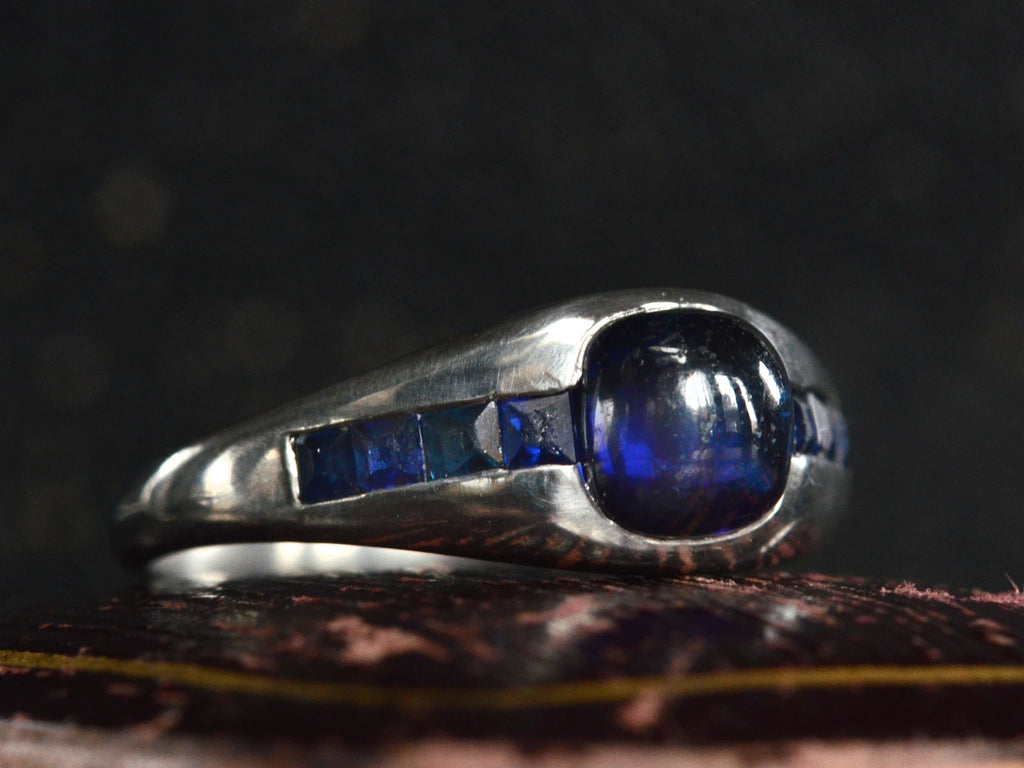 1920s Art Deco Sapphire Ring (side view)