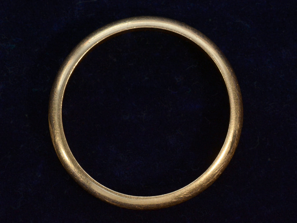 Side profile view of c1950 4.0mm 18K Yellow Gold Wedding Band (on dark blue background)