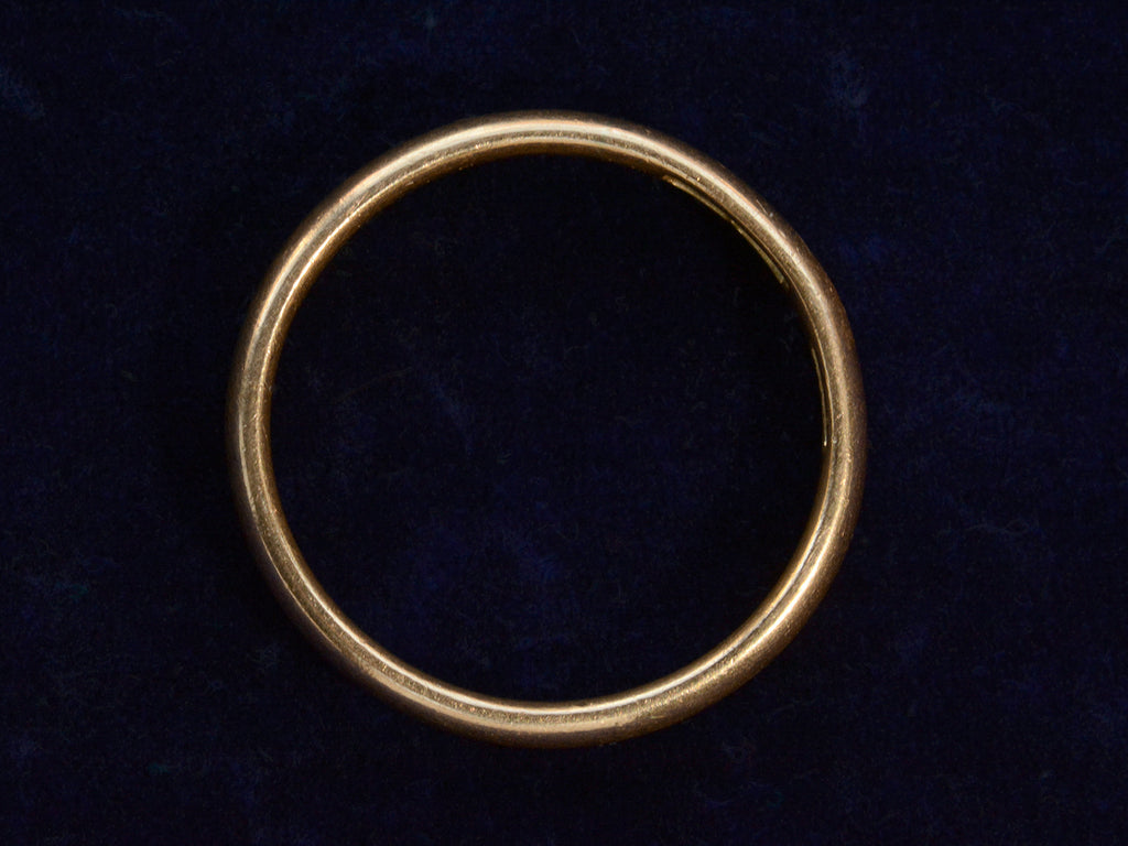 Side profile of 1933 3.2mm 18K Yellow Gold Rounded Band (on dark blue background)