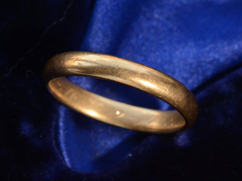 Angled view of 1933 3.2mm 18K Yellow Gold Rounded Band (on dark blue background)