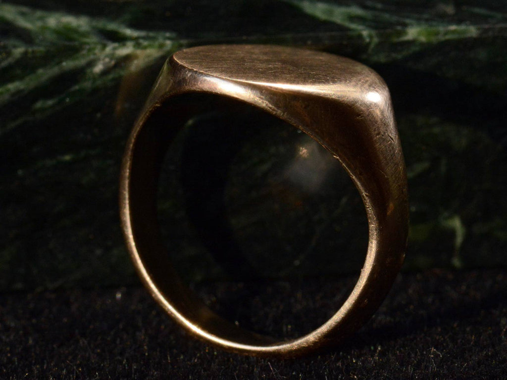 Side profile view of c1910 Gold Signet Ring (on dark background)