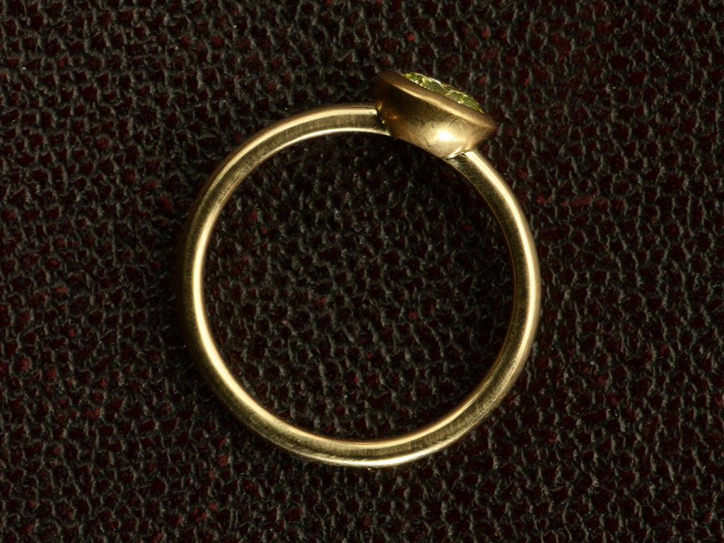 Side of  EB Modern engagement ring with 0.59ct Green-Yellow round diamond in yellow gold (on dark background)