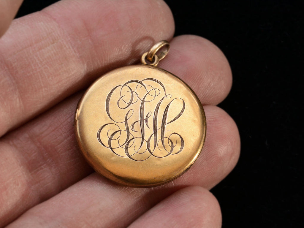 c1900 Floral Gold Locket(detail showing monogram on back)